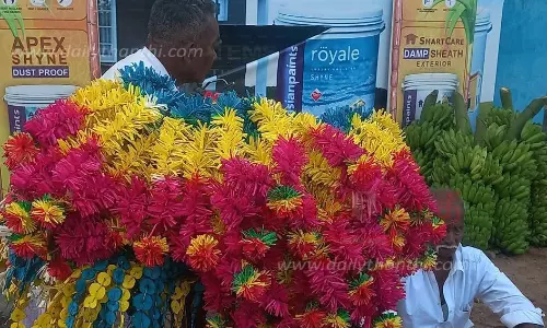 திருவாரூரில், விற்பனைக்காக குவிந்துள்ள நெட்டி மாலைகள்