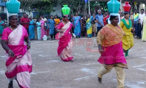 தண்ணீர் குடத்தை தலையில் வைத்து ஓடிய பெண்கள் தண்ணீர் குடத்தை தலையில் வைத்து ஓடிய பெண்கள்