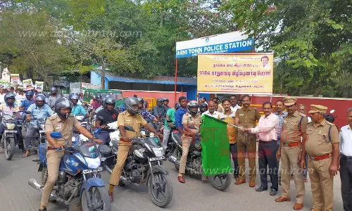 போலீசார் ஹெல்மெட் விழிப்புணர்வு பேரணி போலீசார் ஹெல்மெட் விழிப்புணர்வு பேரணி