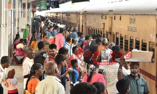 பொங்கல் பண்டிகை கொண்டாட சொந்த ஊருக்கு செல்வதால் ஈரோடு ரெயில்- பஸ் நிலையங்களில் அலைமோதும் மக்கள் கூட்டம் பொங்கல் பண்டிகை கொண்டாட சொந்த ஊருக்கு செல்வதால் ஈரோடு ரெயில்- பஸ் நிலையங்களில் அலைமோதும் மக்கள் கூட்டம்