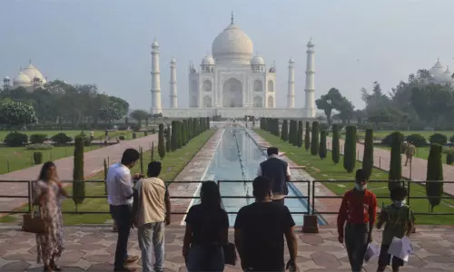 தாஜ்மகாலுக்கு வந்த அமெரிக்க சுற்றுலா பயணிகள் 2 பேருக்கு கொரோனா