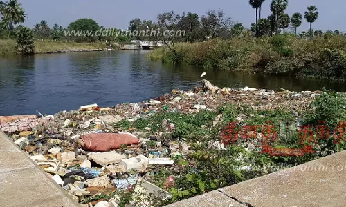 கீழ்பவானி வாய்க்காலின் ெரயில்வே பாலத்தில் தேங்கி கிடக்கும் கழிவுகள்- கொட்டுபவர்கள் மீது நடவடிக்கை எடுக்க கோரிக்கை