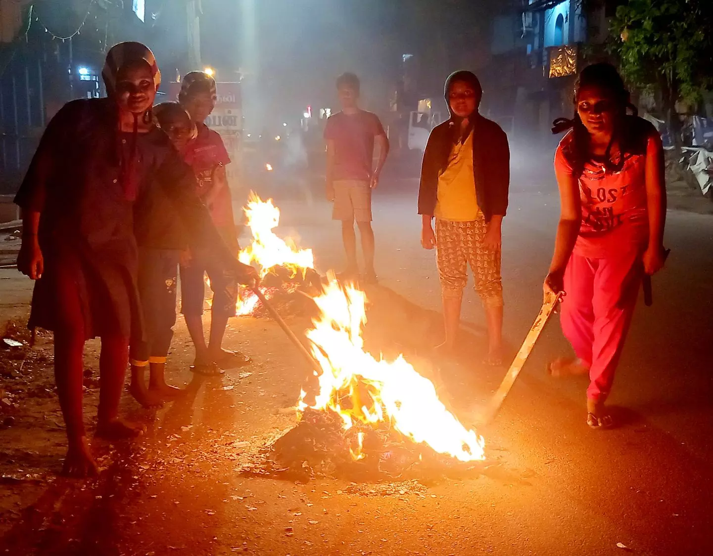 Burn old stuff People celebrating Bogi | பழைய ...