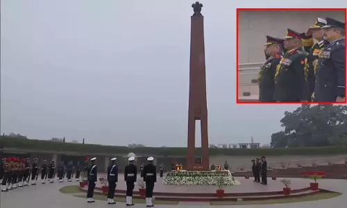 ஆயுத படை மூத்தவீரர்கள் தினம்: தேசிய போர் நினைவு சின்னத்தில் முப்படைகளின் தலைமை தளபதி மரியாதை ஆயுத படை மூத்தவீரர்கள் தினம்: தேசிய போர் நினைவு சின்னத்தில் முப்படைகளின் தலைமை தளபதி மரியாதை