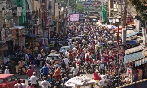 பொங்கல் பொருட்கள் வாங்க கடைவீதிகளில் மக்கள் கூட்டம் அலைமோதியது பொங்கல் பொருட்கள் வாங்க கடைவீதிகளில் மக்கள் கூட்டம் அலைமோதியது