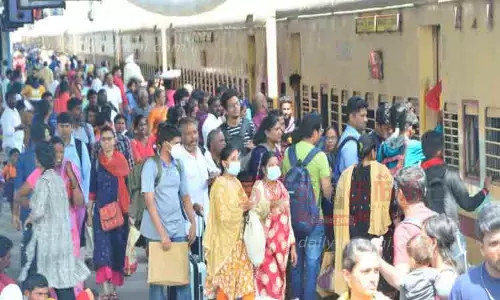 ரெயில் நிலையத்தில் அலைமோதிய கூட்டம்