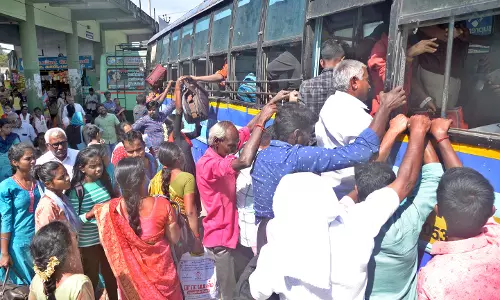 சொந்த ஊருக்கு செல்ல பஸ்களில் அலைமோதிய கூட்டம்