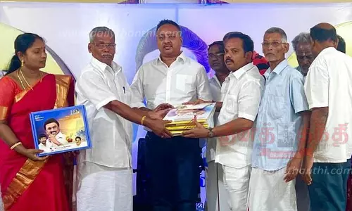 தி.மு.க. சார்பில் நிர்வாகிகளுக்கு பொங்கல் பரிசு வழங்கும் நிகழ்ச்சி தி.மு.க. சார்பில் நிர்வாகிகளுக்கு பொங்கல் பரிசு வழங்கும் நிகழ்ச்சி