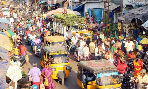 சேலம் கடைவீதியில் அலைமோதிய மக்கள் கூட்டம்