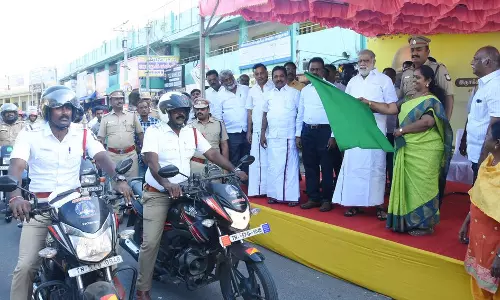 திண்டுக்கல்லில் சாலை பாதுகாப்பு விழிப்புணர்வு ஊர்வலம் திண்டுக்கல்லில் சாலை பாதுகாப்பு விழிப்புணர்வு ஊர்வலம்