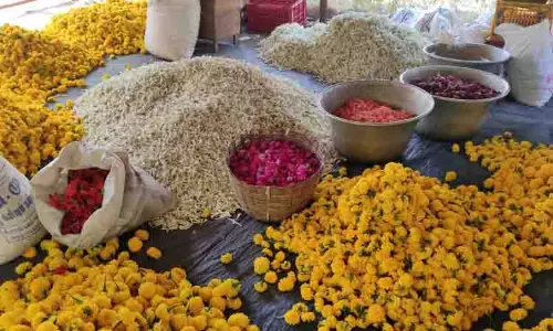 முல்லை பூ கிலோ ரூ.2 ஆயிரத்துக்கு விற்பனை