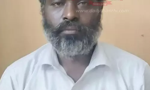 நடிகர் வடிவேலு பட பாணியில் நானும் ரவுடிதான் என்று கூறிக்கொண்டே ஜெயிலுக்கு போக ஆசைப்பட்டு பஸ் மீது கல் வீசிய குடிமகன் கைது நடிகர் வடிவேலு பட பாணியில் நானும் ரவுடிதான் என்று கூறிக்கொண்டே ஜெயிலுக்கு போக ஆசைப்பட்டு பஸ் மீது கல் வீசிய குடிமகன் கைது