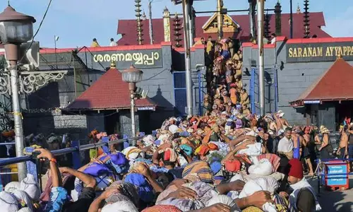 சபரிமலை: தமிழக அய்யப்ப பக்தர்கள் திடீர் போராட்டம் சபரிமலை: தமிழக அய்யப்ப பக்தர்கள் திடீர் போராட்டம்