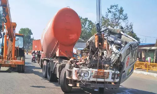 மறைமலைநகர் அருகே லாரிகள் மோதி விபத்து