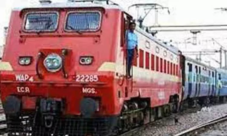 மது போதையில் தண்டவாளத்தை கடக்க முயன்ற வாலிபர் ரெயில் மோதி சாவு மது போதையில் தண்டவாளத்தை கடக்க முயன்ற வாலிபர் ரெயில் மோதி சாவு