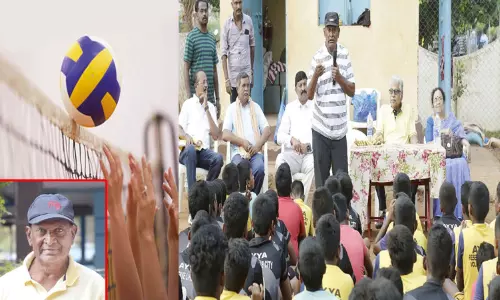 கைப்பந்து விளையாட்டில்.... திறமையான ஜூனியர்களை உருவாக்கும் சீனியர்..!