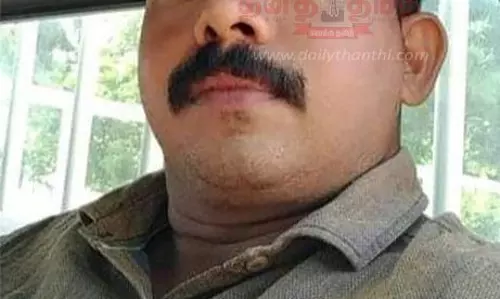 மோட்டார் சைக்கிள் மீது டெம்போ மோதி டிரைவர் பலி மோட்டார் சைக்கிள் மீது டெம்போ மோதி டிரைவர் பலி