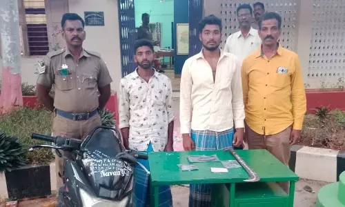 நாட்டு வெடிகுண்டு வீசி கொலை மிரட்டல்; 2 பேர் கைது