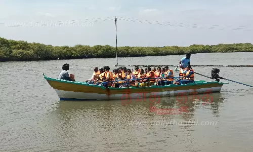 காரங்காடு சூழல் மையத்தில் சுற்றுலா பயணிகள் படகு சவாரி