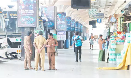 பொங்கல் பண்டிகை கொண்டாட சொந்த ஊர் படையெடுப்பு: சென்னையில், பஸ்-ரெயில்நிலையங்கள் வெறிச்சோடின