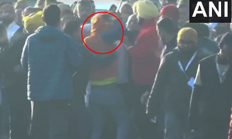 காங்கிரஸ் பாதயாத்திரையில் ராகுல் காந்தியை திடீரென கட்டி பிடித்த நபரால் பரபரப்பு