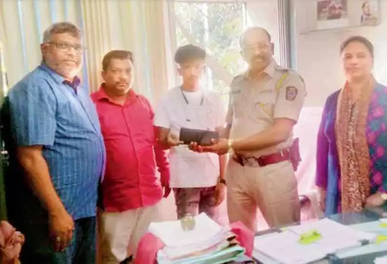 ரோட்டில் கிடந்த பணத்தை கண்டெடுத்த செல்போன் கடைக்காரர்- 6 மணி நேரம் போராடி உரியவரை கண்டுப்பிடித்து ஒப்படைத்தார் ரோட்டில் கிடந்த பணத்தை கண்டெடுத்த செல்போன் கடைக்காரர்- 6 மணி நேரம் போராடி உரியவரை கண்டுப்பிடித்து ஒப்படைத்தார்