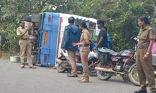 வேன் கவிழ்ந்து விபத்து