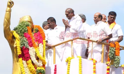 உருவச்சிலைக்கு, அரசியல் கட்சியினர் மாலை அணிவித்து மரியாதை