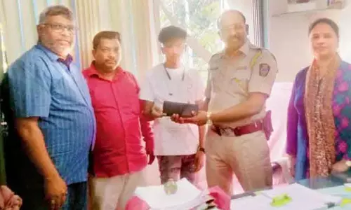 ரோட்டில் கிடந்த பணத்தை கண்டெடுத்த செல்போன் கடைக்காரர்- 6 மணி நேரம் போராடி உரியவரை கண்டுப்பிடித்து ஒப்படைத்தார் ரோட்டில் கிடந்த பணத்தை கண்டெடுத்த செல்போன் கடைக்காரர்- 6 மணி நேரம் போராடி உரியவரை கண்டுப்பிடித்து ஒப்படைத்தார்