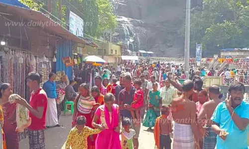 குற்றாலத்தில் குடும்பத்துடன் குவிந்த சுற்றுலா பயணிகள்