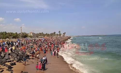 பூம்புகார் கடற்கரையில் குவிந்த சுற்றுலா பயணிகள்