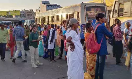 கரூரில் இருந்து வெளியூர்களுக்கு பொதுமக்கள் படையெடுப்பு
