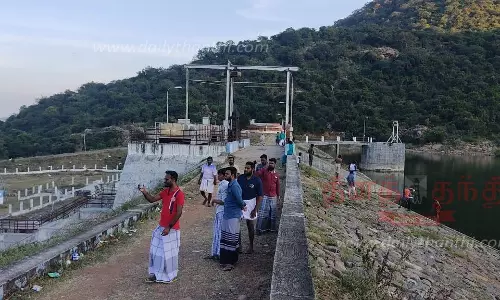 கோரையாற்றில் மக்கள் உற்சாக குளியல்