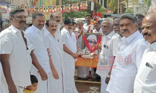 முன்னாள் அமைச்சர் மணிகண்டன் கொடியேற்றி இனிப்பு வழங்கினார்