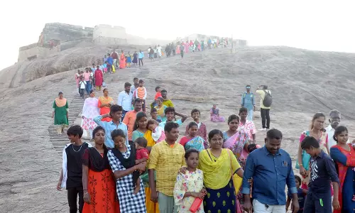 திண்டுக்கல் மலைக்கோட்டையில் குவிந்த சுற்றுலா பயணிகள்