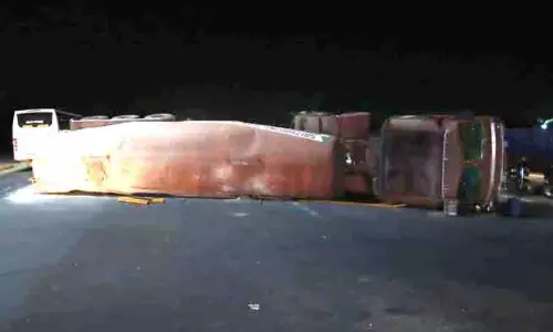 சாலை நடுவே கவிழ்ந்த டேங்கர் லாரி