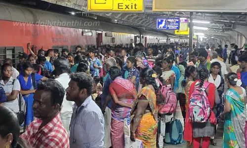 நெல்லை ரெயில், பஸ் நிலையங்களில் 2-வது நாளாக பயணிகள்கூட்டம் அலைமோதியது