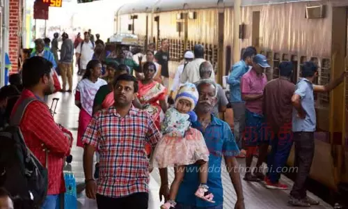 பொங்கல் பண்டிகை முடிந்து சொந்த ஊர் திரும்புவதால்ஈரோடு ரெயில், பஸ் நிலையங்களில் அலைமோதிய பயணிகள் கூட்டம்