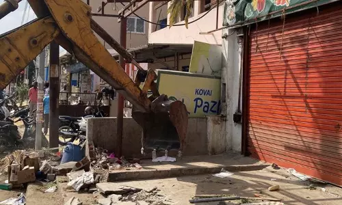 சாலையை ஆக்கிரமித்து கட்டப்பட்ட 40 கடைகள் அகற்றம்