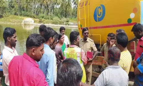 குளத்தில் தண்ணீர் எடுத்த லாரியை சிறை பிடித்த பொதுமக்கள்