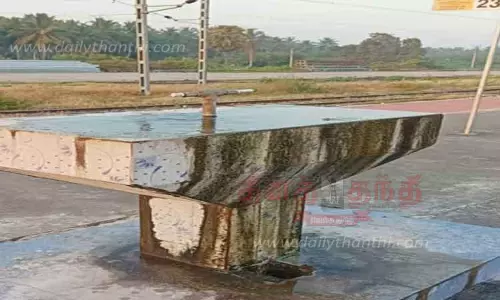 பொள்ளாச்சி ரெயில் நிலையத்தில் குடிநீர் பிடிக்கும் இடத்தில் தேங்கி நிற்கும் தண்ணீரால் தொற்று நோய் பரவும் அபாயம்-உரிய நடவடிக்கை எடுக்க பயணிகள் வலியுறுத்தல்