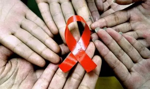 எச்.ஐ.வியால் பாதிக்கப்பட்டோருக்கு பொங்கல் பரிசு வழங்கல்