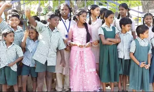 அரசு பள்ளி கதவை பூட்டி மாணவ-மாணவிகள் போராட்டம்