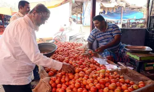 ஈரோடு மார்க்கெட்டில்தக்காளி  விலை உயர்வு;  கிலோ ரூ.40-க்கு விற்பனை