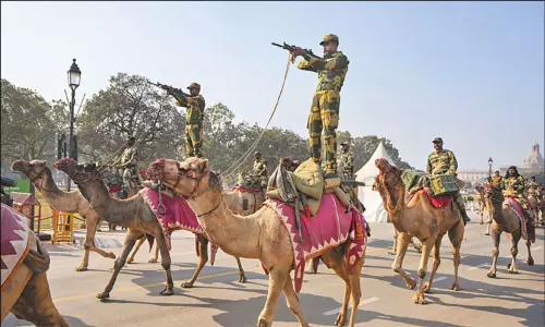 டெல்லி குடியரசு தின விழாவில் 50 போர் விமானங்கள் பங்கேற்பு: பொதுமக்களுக்கு 32 ஆயிரம் டிக்கெட் விற்பனை