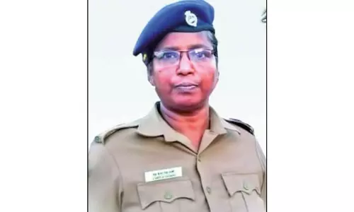 குரோம்பேட்டையில் சோகம் கார் மோதி பெண் போலீஸ் ஏட்டு பலி