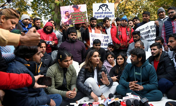 பாலியல் குற்றச்சாட்டு: 72 மணி நேரத்தில் பதிலளிக்க மல்யுத்த கூட்டமைப்புக்கு மத்திய அரசு உத்தரவு