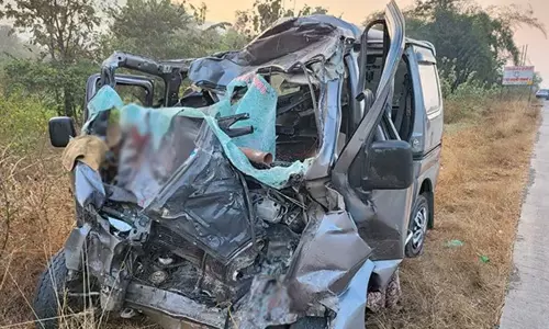 கோவா- மும்பை நெடுஞ்சாலையில் லாரியுடன் கார் மோதி பயங்கர விபத்து - 9 பேர் பலி கோவா- மும்பை நெடுஞ்சாலையில் லாரியுடன் கார் மோதி பயங்கர விபத்து - 9 பேர் பலி