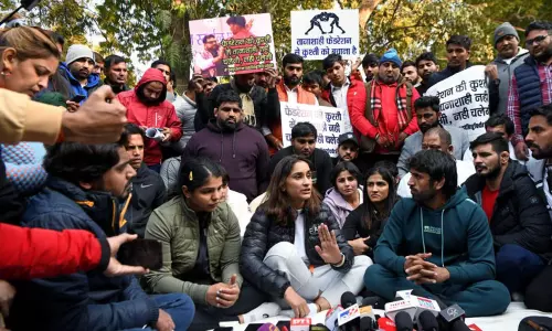 பாலியல் குற்றச்சாட்டு: 72 மணி நேரத்தில் பதிலளிக்க மல்யுத்த கூட்டமைப்புக்கு மத்திய அரசு உத்தரவு பாலியல் குற்றச்சாட்டு: 72 மணி நேரத்தில் பதிலளிக்க மல்யுத்த கூட்டமைப்புக்கு மத்திய அரசு உத்தரவு