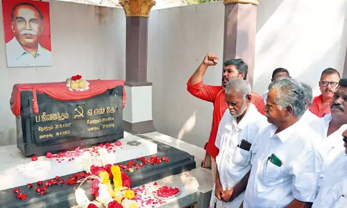 ஒரே நாடு ஒரே தேர்தல் மூலம் இந்தியாவில் அதிபர் ஆட்சியை கொண்டுவர பா.ஜ.க. முயற்சி - இந்திய கம்யூனிஸ்டு கட்சி செயலாளர் முத்தரசன் பேட்டி ஒரே நாடு ஒரே தேர்தல் மூலம் இந்தியாவில் அதிபர் ஆட்சியை கொண்டுவர பா.ஜ.க. முயற்சி - இந்திய கம்யூனிஸ்டு கட்சி செயலாளர் முத்தரசன் பேட்டி